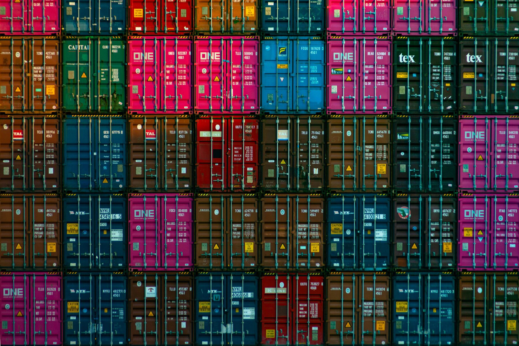 Bunte Container aus der Vogelperspektive