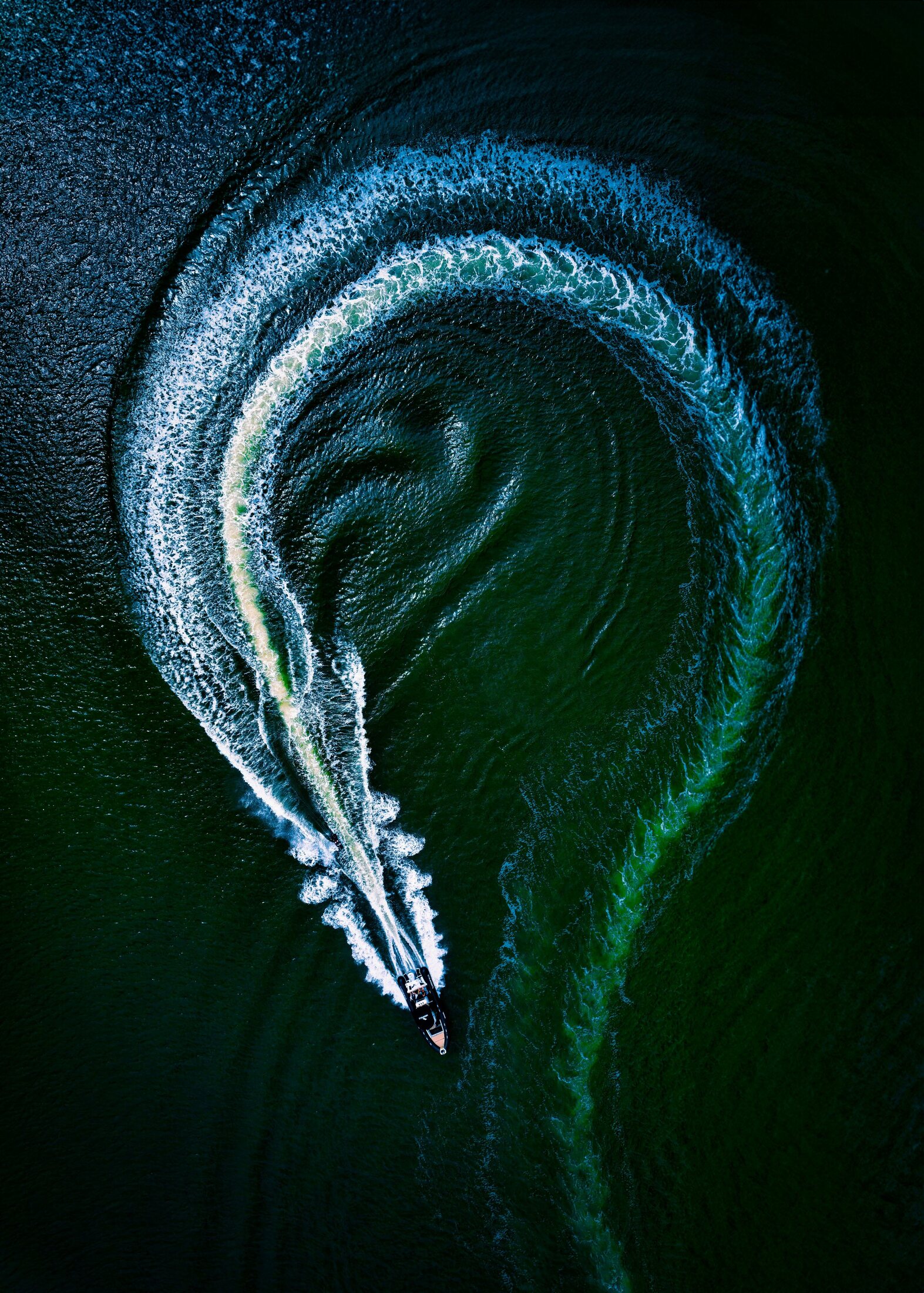 Abstrakte Wellenform im Wasser