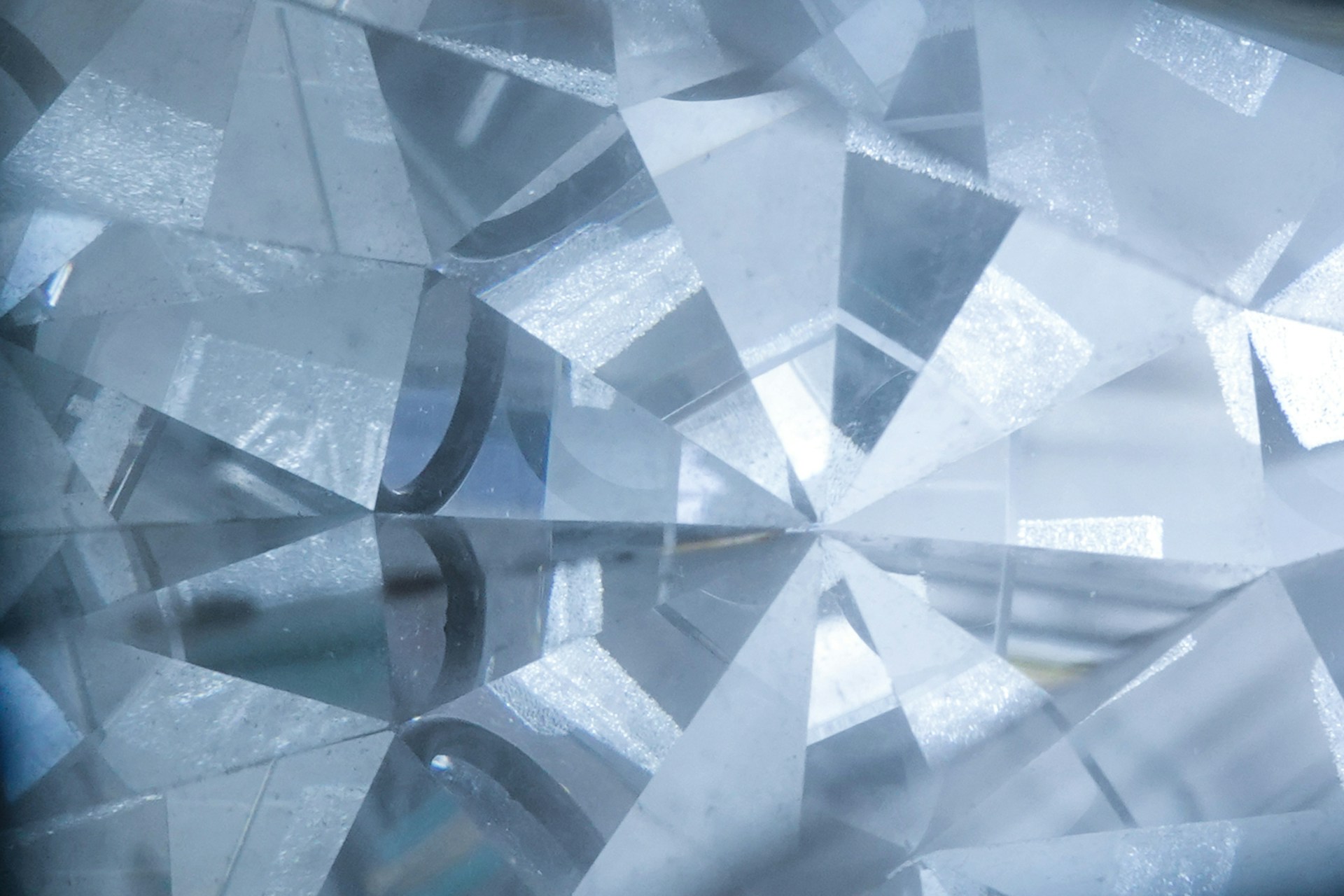 Abstrakte Nahaufnahme transparenter geometrischer Formen